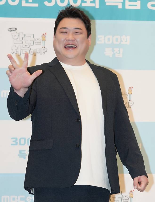 개그맨 김준현이 15일 오전 서울 상암동 스탠포드호텔에서 열린 MBC에브리원 예능프로그램 ‘어서와∼ 한국은 처음이지?’ 300회 기자간담회에서 포즈를 취하고 있다. 사진제공｜ MBC에브리원