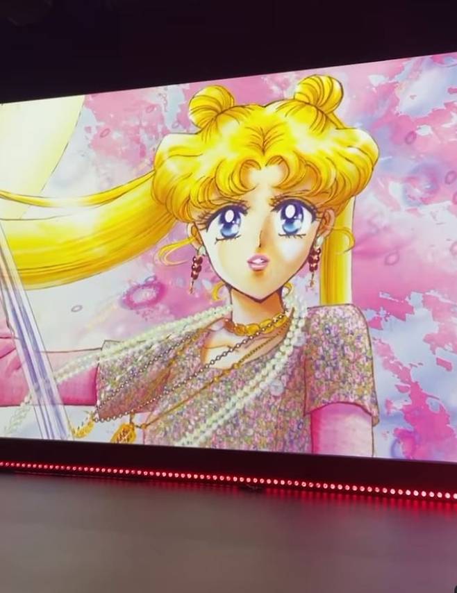 Jennie Kim (JENNIE) of the group BLACKPINK showed off her dreamy charm.Jennie Kim posted a video of Naoko Takeuchis original animation  ⁇ Sailor Moon ⁇  on her personal social networking service (SNS) channel on the 16th, along with a photo,  ⁇ Matching outfit with Sailor Moon ⁇ .In the released photo, Jennie Kim caught the eye as she sat in a dreamy pink sandy white dress.In another photo, she stood on a rock wearing a black dress, showing an overwhelming proportion.The netizens who saw it commented on the reaction of  ⁇   ⁇   ⁇  everything is perfect  ⁇   ⁇ ,  ⁇   ⁇   ⁇   ⁇  the most beautiful girl in the world  ⁇   ⁇ .On the other hand, Jennie Kim of BLACKPINK expressed regret that she could not join the stage with the condition Nanj ⁇  Station during the Melbourne performance of the world tour BORN PINK on the 11th.