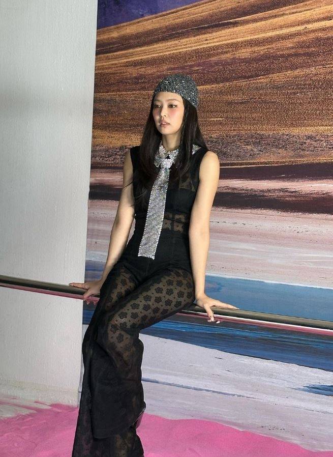 Jennie Kim (JENNIE) of the group BLACKPINK showed off her dreamy charm.Jennie Kim posted a video of Naoko Takeuchis original animation  ⁇ Sailor Moon ⁇  on her personal social networking service (SNS) channel on the 16th, along with a photo,  ⁇ Matching outfit with Sailor Moon ⁇ .In the released photo, Jennie Kim caught the eye as she sat in a dreamy pink sandy white dress.In another photo, she stood on a rock wearing a black dress, showing an overwhelming proportion.The netizens who saw it commented on the reaction of  ⁇   ⁇   ⁇  everything is perfect  ⁇   ⁇ ,  ⁇   ⁇   ⁇   ⁇  the most beautiful girl in the world  ⁇   ⁇ .On the other hand, Jennie Kim of BLACKPINK expressed regret that she could not join the stage with the condition Nanj ⁇  Station during the Melbourne performance of the world tour BORN PINK on the 11th.