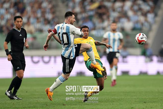 ▲ 중국어 이름이 새겨진 유니폼을 입고 호주와 A매치를 치른 메시