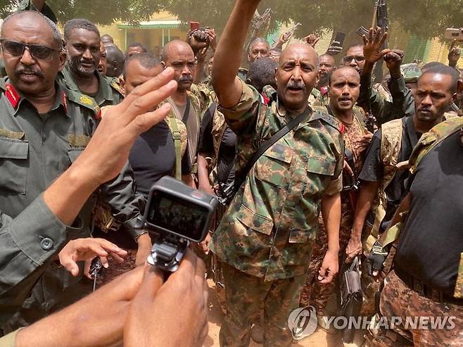 수단 정부군을 이끄는 압델 파타 부르한 장군(가운데) [로이터 연합뉴스 자료사진. 재판매 및 DB 금지]