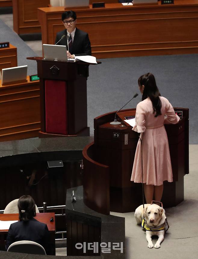 김예지 국민의힘 의원이 14일 서울 여의도 국회에서 열린 제407회 국회(임시회) 제3차 본회의 교육·사회·문화 분야에 관한 대정부 질문에서 한동훈 법무부 장관에게 질의하고 있다. (사진=이데일리 노진환 기자)