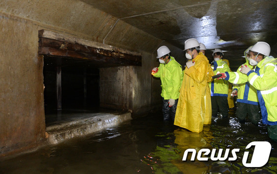 서울 청운중학교 학생 23명이 14일 오후 서울 종로구 중학천 하수암거를 직접 보고 느끼는 '청소년과 함께하는 하수도시성 체험 프로그램'을 하고 있다. '2015.5.14/뉴스1 ⓒ News1 이동원 기자