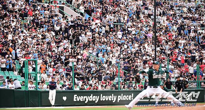 17일 인천 SSG랜더스필드에서 KBO리그 SSG와 롯데의 경기가 열렸다. 경기 지켜보는 롯데 야구팬들. 인천=송정헌 기자songs@sportschosun.com/2023.06.17/