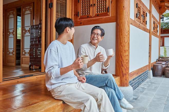 노인들이 했던 말을 자꾸 반복하는 이유는 신체적·심리적 차원에서 여러 가지 요인이 있다. 노년기의 부모, 조부모와 즐거운 대화를 하고 싶다면 억지로 참고 듣기보다 그 원인을 먼저 이해하는 게 좋다. 게티이미지뱅크