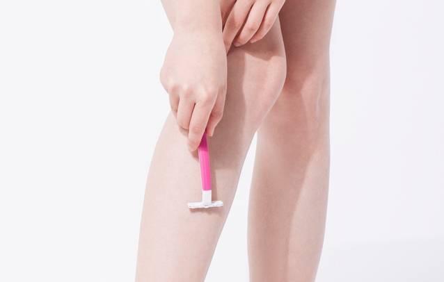 면도기로 제모할 때는 털이 난 방향대로 밀어야 피부 자극을 줄일 수 있다./사진=클립아트코리아