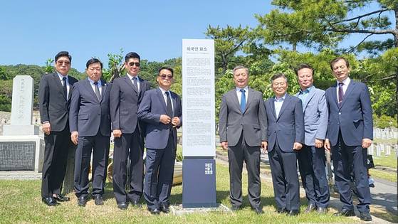 지난달 15일 국립서울현충원에서 6·25전쟁에 참전한 화교 위서방 과 강혜림 추모 행사가 열렸다. 김육안 재한화교참전동지회승계회 회장(왼쪽 넷째), 권태오 예비역 중장(왼쪽 다섯째), 량자오린 전 주한대만대표부 주임영사(오른쪽) 등이 참석했다. [사진 김육안]