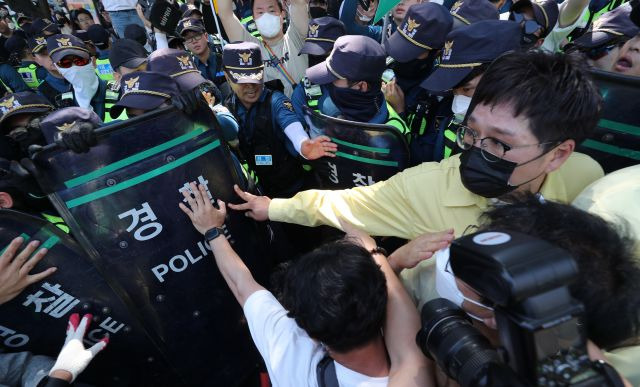 17일 오전 대구 중구 대중교통전용지구에서 열린 대구퀴어문화축제 행정대집행 현장에서 경찰 측과 대구시 공무원이 몸싸움을 벌이고 있다. 연합뉴스