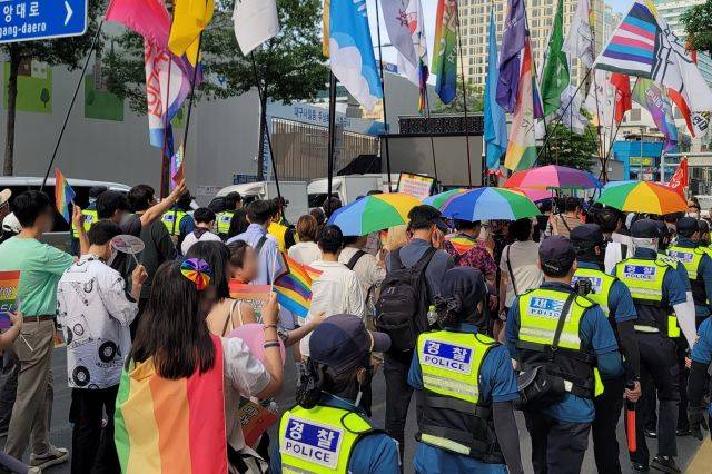 17일 오후 대구시 중구에서 제15회 대구퀴어문화축제가 개최됐다. 축제 참가자들은 중앙로역을 시작으로 공평네거리 반월당네거리 일대를 행진했다. 뉴시스