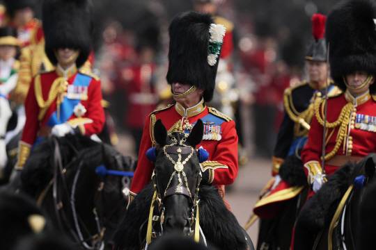 찰스 3세가 17일 영국 런던에서 열린 군기 분열식에서 행진하고 있다. AP 연합뉴스