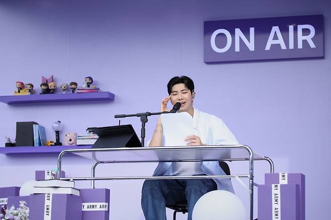 방탄소년단 RM이 서울 여의도 한강공원 특설무대에서 진행한 ‘BTS 10주년 페스타 @여의도’의 특별 프로그램인 ‘오후 5시, 김남준입니다’를 통해 오랜만에 아미와 만났다. [빅히트뮤직 제공]
