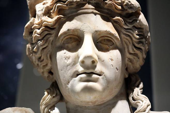 [서울=뉴시스] 박진희 기자 = '바쿠스' 대리석 흉상, 로마에서 포도주와 연극의 신으로 숭배된 바쿠스를 젊고 이상적인 모습으로 표현했다. '사진은 '바쿠스' 대리석 흉상 얼굴 부분. 로마, 2세기. 16~17세기에 가슴과 밪침대, 턱 목, 입술, 코, 곱슬머리 보완. 2023.06.17. pak7130@newsis.com *재판매 및 DB 금지