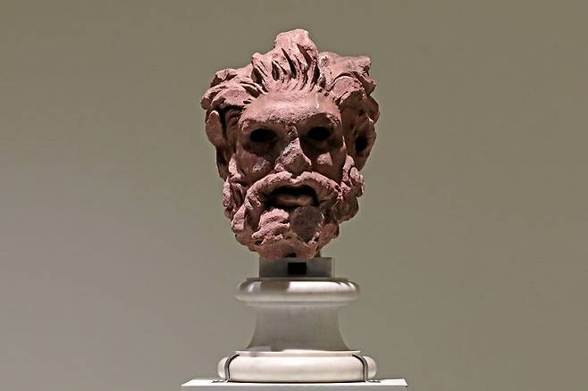 [서울=뉴시스] 박진희 기자 = '켄타우로스' 대리석 두상. 반은 인간, 반은 말인 켄타우로스는 신화에 등장 하는 이중적인 성격의 존재로, 야생성이 두드러 지는 겉모습과 지적인 행동을 특징으로 한다. 이들은 신화에서 영웅 헤라클레스의 적수로 나오지만, 학문에 깊이가 있는 인자한 학자나 스승으로도 등장한다. 그리스의 영웅 아킬레우스를 가르친 켄타우로스인 케이론이 대표적이다. 붉은색 대리석으로 만들어진 이 두상은 헝클어진 머리털과 동물의 귀, 수염이 있는 켄타우로스 얼굴의 전형을 보여준다. 고대에는 종종 돌, 금속, 유 리 등의 재료를 이용해 눈을 표현함으로써 조각에 생동감을 더했다. 이 두상은 원래 인간의 상반신에 말의 몸을 한 전신상의 일부였을 것이다. 2023.06.17. pak7130@newsis.com *재판매 및 DB 금지