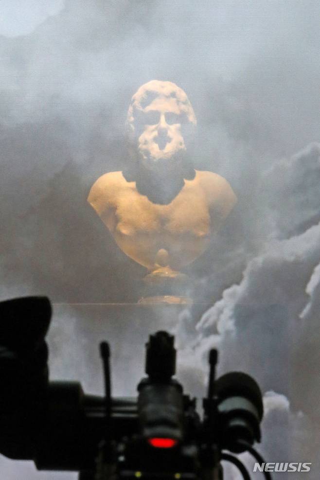 [서울=뉴시스] 박진희 기자 = '신들의 아버지' 대리석 흉상을 투명 OLED로 구현. 머리 모양과 수염으로 보아 신들의 아버지 유피테르(제우스)의 상으로 추정된다. 굵은 곱슬머리가 얼굴을 감싸고 있고 머리 뒤쪽은 띠로 묶었다. 머리 부분은 풍화작용이나 후대의 가공으로 닳아있다. 그리스 로마시대에는 항상 이상적인 형상으로 신을 묘사하여 얼굴 특징만으로는 이름을 명확히 알 수 없다. 따라서 유피테르가 자연의 힘을 통제한다는 것을 보여추는 번개창 같은 상징물이 정체를 밝혀주는 결정적인 근거가 된다. 신전과 같은 성소에서 발견된다면 어느 신의 신전인지에 따라서도 상의 주인공을 밝힐 수 있다. 2023.06.17. pak7130