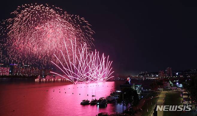 [서울=뉴시스] 조성우 기자 = 17일 오후 서울 영등포구 여의도 한강공원에서 열린 그룹 방탄소년단(BTS) 데뷔 10주년 기념 '2023 BTS 페스타'에서 불꽃쇼가 진행되고 있다. 2023.06.17. xconfind@newsis.com