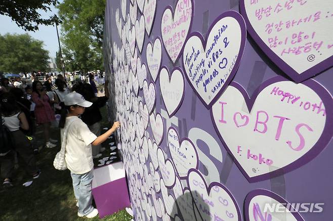 [서울=뉴시스] 조성우 기자 = 그룹 방탄소년단(BTS) 데뷔 10주년 기념 '2023 BTS 페스타'가 열린 17일 오후 서울 영등포구 여의도 한강공원 행사장 부스에 세계 각국 팬들의 축하 문구가 적힌 카드가 붙어있다. 2023.06.17. xconfind@newsis.com