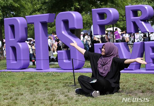 [서울=뉴시스] 조성우 기자 = 그룹 방탄소년단(BTS) 데뷔 10주년 기념 '2023 BTS 페스타'가 열린 17일 오후 서울 영등포구 여의도 한강공원에서 팬이 조형물 앞에서 기념촬영을 하고 있다. 2023.06.17. xconfind@newsis.com