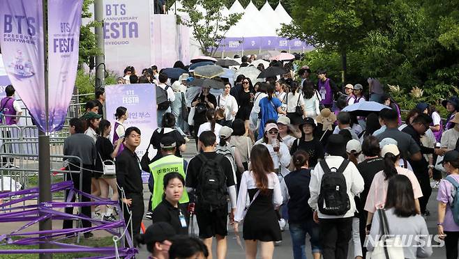 [서울=뉴시스] 조성우 기자 = 그룹 방탄소년단(BTS) 데뷔 10주년 기념 '2023 BTS 페스타'가 열린 17일 오후 서울 영등포구 여의도 한강공원 일대가 팬들과 시민들로 북적이고 있다. 2023.06.17. xconfind@newsis.com