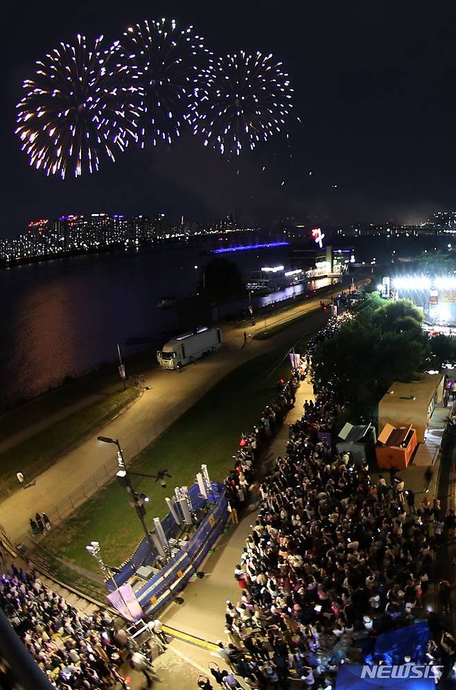 [서울=뉴시스] 조성우 기자 = 17일 오후 서울 영등포구 여의도 한강공원에서 열린 그룹 방탄소년단(BTS) 데뷔 10주년 기념 '2023 BTS 페스타'에서 불꽃쇼가 진행되고 있다. 2023.06.17. xconfind@newsis.com