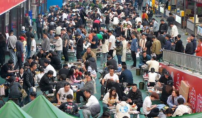 중국 동부 쯔보 시의 바비큐 노점 축제 / 출처 : 글로벌타임스 캡처