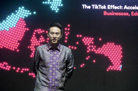 추쇼우즈(周受資) 틱톡&nbsp;최고경영자가 15일 인도네시아 자카르타에서 열린 포럼에서 사진촬영에 응하고 있다. 자카르타=신화통신·연합뉴스