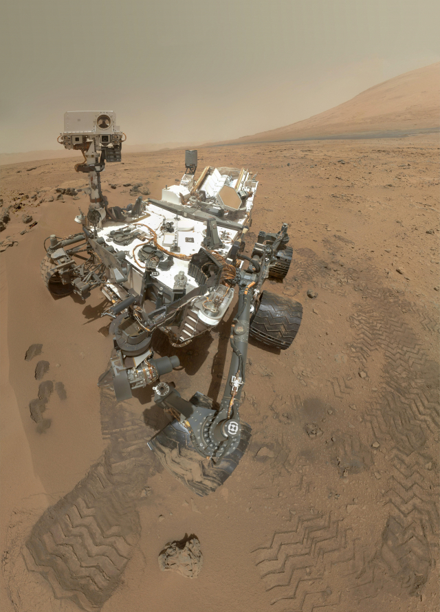 화성 탐사선 ‘큐리오시티’가 화성에서 토양 조사활동을 하고 있다. 이 사진은 큐리오시티가 스스로의 모습을 찍은 셀카. 사진제공=나사