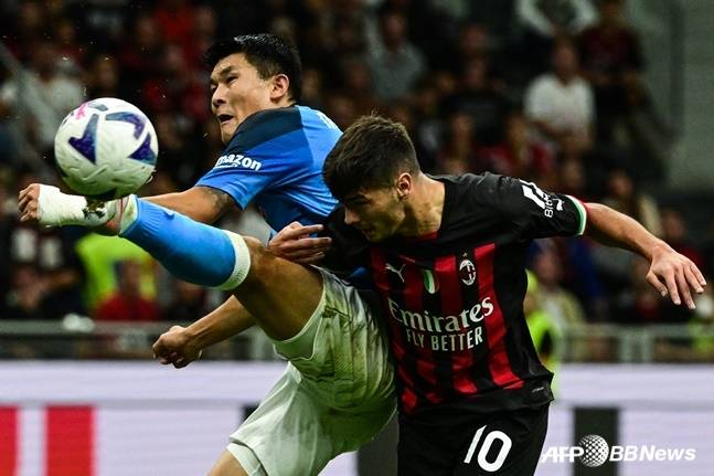 김민재(왼쪽)가 볼 경합을 펼치고 있다. /AFPBBNews=뉴스1