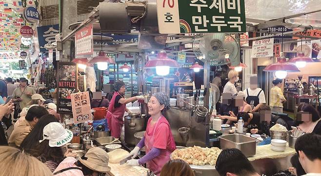 넷플릭스 '길 위의 셰프들'은 광장시장의 대표 먹거리인 칼국수, 빈대떡, 간장게장, 떡볶이 등을 소개했다.[사진=더스쿠프 포토]
