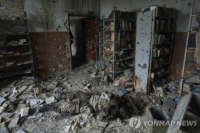 블라호다트네 마을 부서진 건물 속에 쓰러져 있는 러시아군 병사 [AP=연합뉴스]