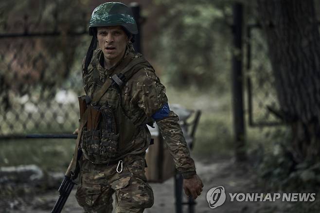 탈환한 블라호다트네 마을 둘러보는 우크라이나 병사 [AP=연합뉴스]