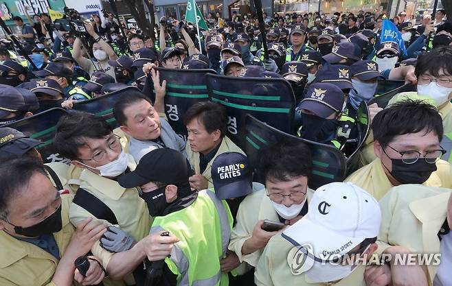 아수라장 된 대구퀴어문화축제 행정대집행 현장 (대구=연합뉴스) 윤관식 기자 = 17일 오전 대구 중구 대중교통전용지구에서 열린 대구퀴어문화축제 행정대집행 현장이 경찰과 공무원간의 충돌로 혼잡한 모습을 보이고 있다. 2023.6.17 psik@yna.co.kr