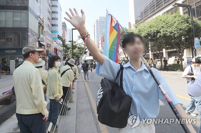 대구퀴어문화축제 행정대집행 종료, 환호하는 축제 참가자 (대구=연합뉴스) 윤관식 기자 = 17일 오전 대구 중구 대중교통전용지구에서 열린 대구퀴어문화축제 행정대집행이 종료되자 축제 참가자가 환호하고 있다. 2023.6.17 psik@yna.co.kr