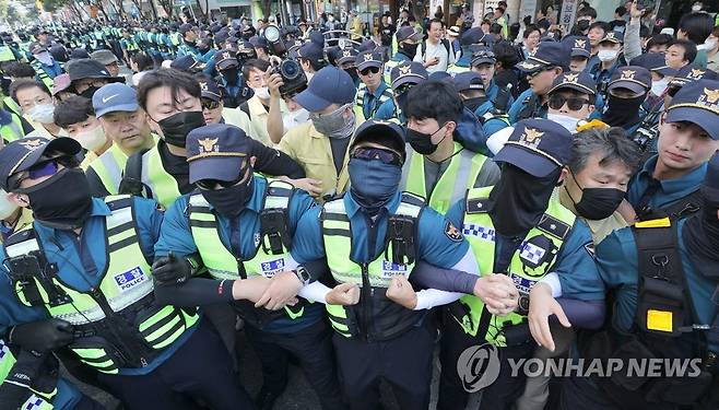 아수라장된 대구퀴어문화축제 행정대집행 현장 (대구=연합뉴스) 윤관식 기자 = 17일 오전 대구 중구 대중교통전용지구에서 열린 대구퀴어문화축제 행정대집행 현장에서 공무원과 경찰이 충돌하고 있다. 2023.6.17 psik@yna.co.kr