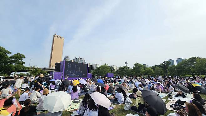 17일 서울 여의도 한강공원에서 열린 BTS10주년 축하제. 멤버 RM의 라디오 진행 행사가 진행되고 있다./조연우 기자