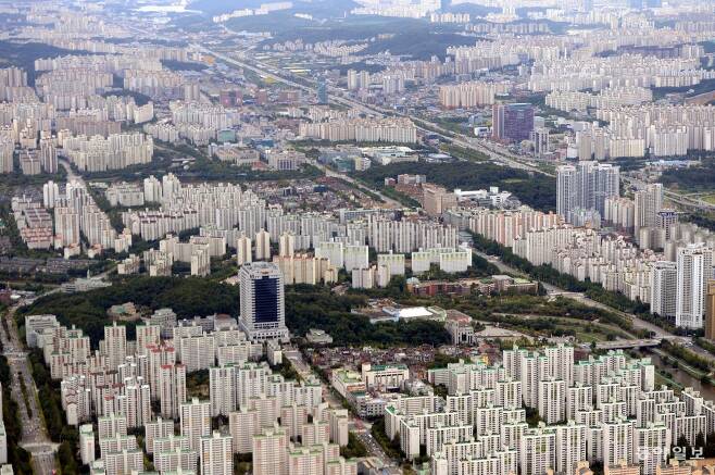 1980년대 말까지 개발제한구역은 신성불가침의 영역이었다. 이런 영향으로 수도권 1기 신도시 분당도 개발제한구역을 피해 서울에서 멀리 떨어진 곳에 자리했다. 사진은 분당신도시 전경. 동아일보 DB