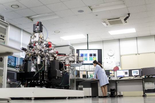 한국기초과학지원연구원 연구진이 대형 연구장비를 이용한 실험결과를 살펴보고 있다.  기초지원연 제공