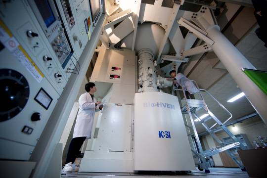 한국기초과학지원연구원 연구진이 대형 연구장비를 점검하고 있다.  기초지원연 제공