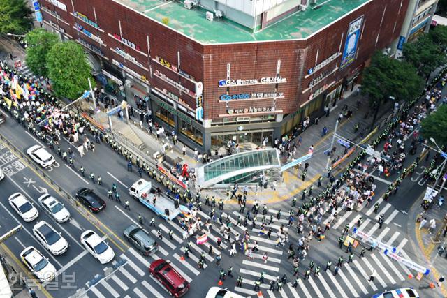 대구퀴어축제 참가자들이 17일 오후 대구 중구 중앙네거리 일대를 지나는 퍼레이드를 하고 있다. 류수현 기자