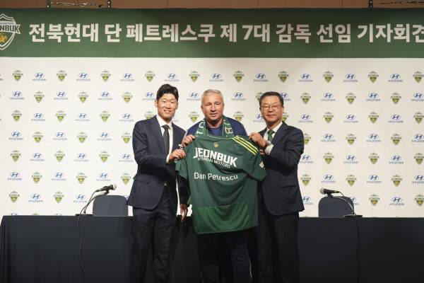 (왼쪽부터) 박지성 테크니컬 디렉터, 단 페트레스쿠 감독, 허병길 대표이사.(사진=전북 현대)