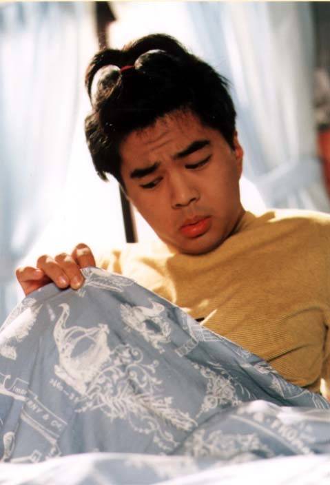 남녀의 신체가 바뀌는 스토리는 꽤 오랫동안 단골 소재로 등장해왔다. 사진은 주인공 대호(영혼은 은비)가 아침에 발기된 신체를 보고 놀라는 장면. [사진=영화 '체인지']