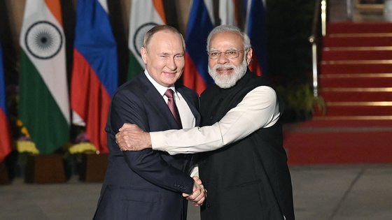 나렌드라 모디(오른쪽) 인도 총리가 2021년 뉴델리에서 블라디미르 푸틴 러시아 대통령과 정상회담에 앞서 환영의 제스처를 하고 있다. AFP=연합뉴스