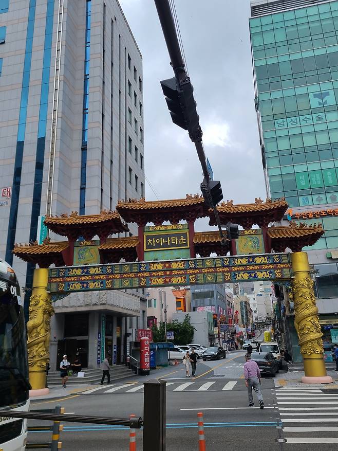 A Chinese-style gateway with the words "Chinatown" written in Korean (Jung Min-kyung/ The Korea Herald)