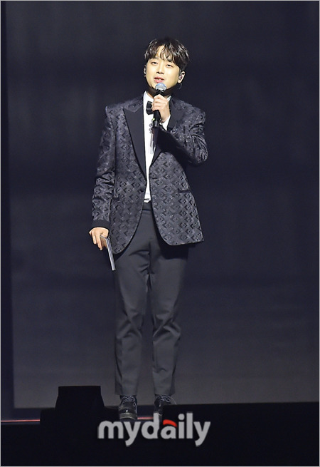 Singer Lee Chan-won took part in the 32nd Lotte Duty Free Family Concert held at the KSPO DOME Olympic Gymnastics Stadium in Bangi-dong, Seoul on the afternoon of the 18th.