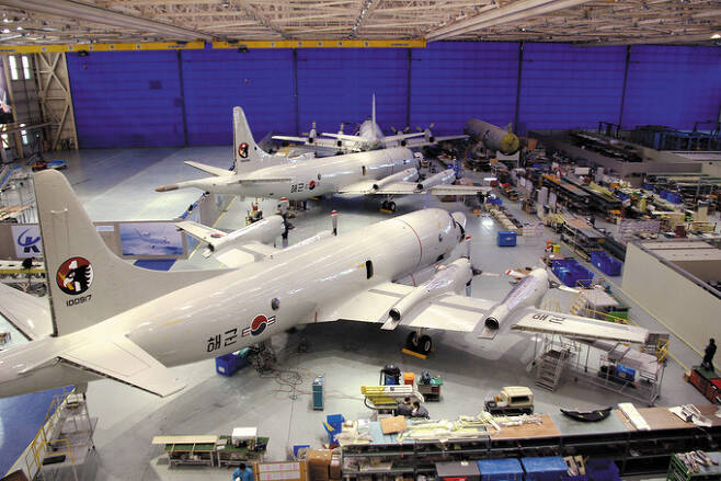 경남 사천 한국항공우주산업(KAI) 공장에서 관계자들이 P-3 초계기 개조작업을 하고 있다. 세계일보 자료사진