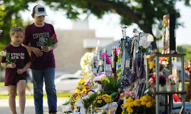 지난 5월 25일(현지시간) 미국 텍사스주 유밸디의 한 광장에서 어린이들이 1년전 초등학교에서 일어난 총기난사 사건의 피해자를 기리고 있다. 신화연합뉴스