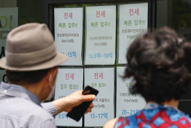 지난 4월 기준으로 전세 시세가 기존 보증금보다 낮은 역전세 가구가 52.4%를 차지하면서 우려가 나오고 있다. 사진은 서울 서초구의 한 부동산중개업소 모습 ⓒ연합뉴스