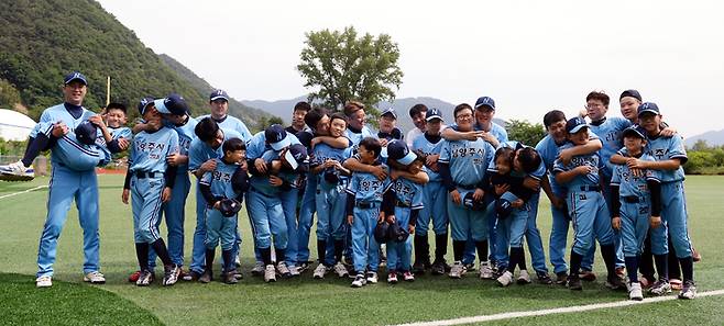 별내 리틀 파파스 선수들이 18일 인제야구장에서 열린 2023 인제군 1박2일 대회를 마치고 아이들에게 볼키스를 하며 기념사진을 촬영하고 있다. 인제 | 김만석 선임기자 icando@kyunghyang.com