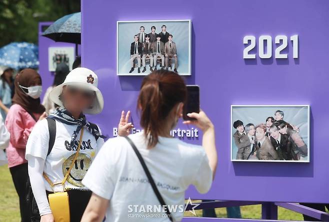 17일 오후 서울 여의도 한강공원 일대에서 방탄소년단 데뷔 10주년 기념 페스타의 일환으로 진행된 'BTS 10th Anniversary FESTA @여의도(Yeouido)'를 찾은 팬들이 각종 전시물을 관람하고 있다. /2023.06.17 /사진=이동훈 기자 photoguy@