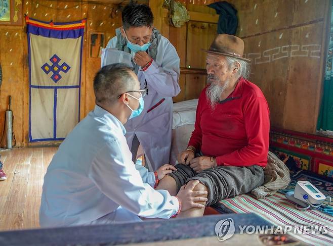 환자 돌보는 중국 의료진 [신화 연합뉴스 자료사진]