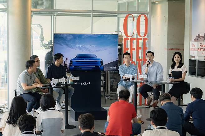 기아 EV9 실무진 간담회. 차량총합시험1팀 이상곤 책임연구원, 주행총합시험팀 송현진 책임연구원, 중형2PM 김평 책임연구원, 국내상품1팀 이준성 매니저, 국내마케팅2팀 윤용기 책임매니저, 사회자(기아 제공)